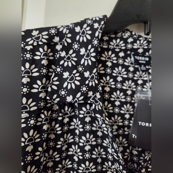 Torrid Harper Popi Floral Black White 3/4 sleeve Sz 3 - Picture 6 of 8